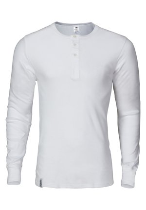 Hvid langærmet henley skjorte lavet af bomuld, med rund halsudskæring, tre-knap lukning og en lige kant med et lille logo mærke på siden.