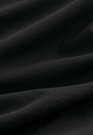 Must lõngast kangast, millel on sile tekstuur, pehmed voldid ja õrnad säravuse erinevused, sobib erinevateks tekstiilirakendusteks.