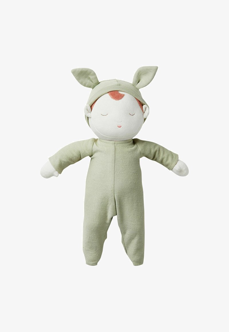 Miękka lalka z tkaniny w jasnozielonym stroju, mająca neutralny wyraz twarzy z zamkniętymi oczami i różowymi akcentami, a także spiczaste uszy na kapturze.