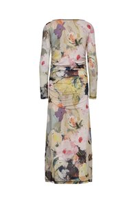 Robe longue fleurie à manches longues avec des motifs floraux abstraits multicolores dans des tons pastel et foncés sur un fond clair.