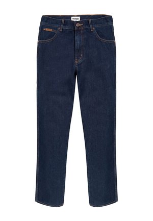 Dunkelblaue Wrangler-Jeans mit fünf Taschen, Knopfverschluss und oranger Naht, flach auf weißem Hintergrund dargestellt.