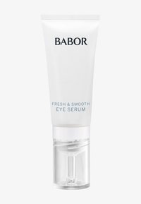 Vitt plaströr med en genomskinlig pump i botten. Svart och ljusblå text som står "BABOR FRESH & SMOOTH EYE SERUM." Slät yta, minimalistisk design.