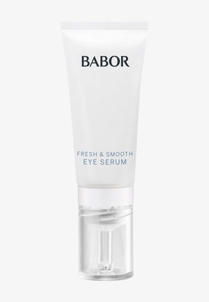 Tube en plastique blanc avec une pompe transparente à la base. Le texte noir et bleu clair indique "SÉRUM POUR LES YEUX FRESH & SMOOTH DE BABOR." Surface lisse, design minimaliste.