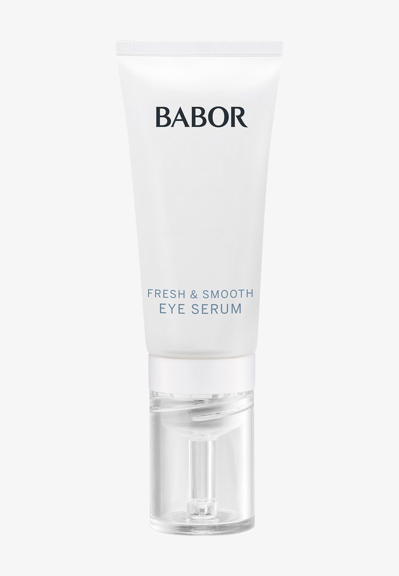 Vitt plaströr med en genomskinlig pump i botten. Svart och ljusblå text som står "BABOR FRESH & SMOOTH EYE SERUM." Slät yta, minimalistisk design.