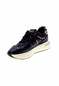 Sneaker nera con tomaia in pelle testurizzata, design curvo e punta arrotondata. Presenta dettagli dorati e una suola intermedia spessa bianca per un'altezza aggiuntiva.