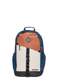 Mochila con paneles en azul, beige y crema. Cuenta con una correa negra, bolsillos frontales con cremallera y una base duradera. El material parece resistente y texturizado.