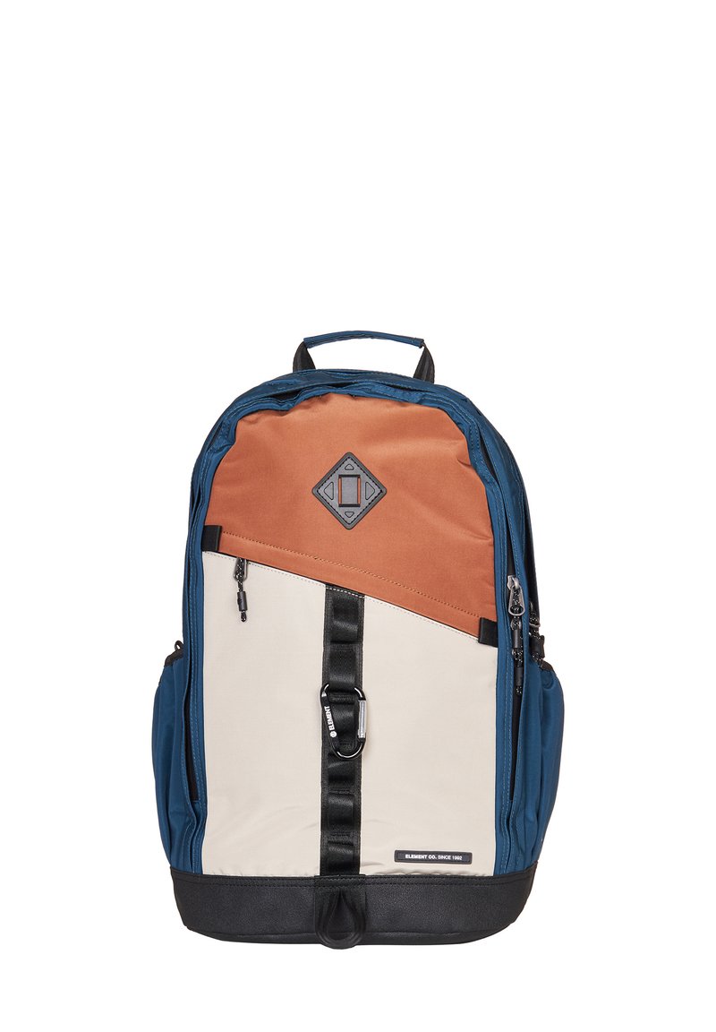 Mochila con paneles en azul, beige y crema. Cuenta con una correa negra, bolsillos frontales con cremallera y una base duradera. El material parece resistente y texturizado.