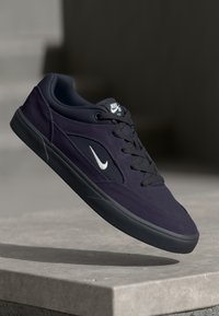 Nike SB MALOR UNISEX Sneaker Low Blueprint white off Noir nike-sb-malor-unisex-sneaker-low-blueprint-white-off-noir