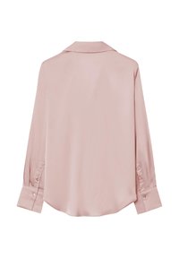 Blusa di raso rosa con maniche lunghe, colletto e polsini con bottone. Il retro presenta un orlo arrotondato e una texture liscia. Nessun motivo visibile.