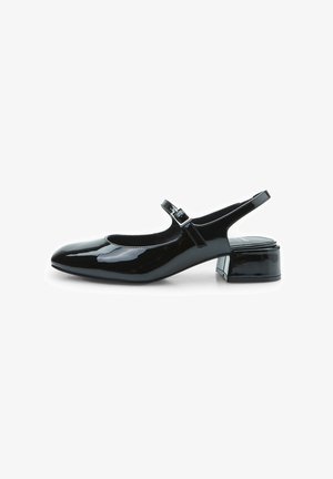 Scarpa slingback in pelle verniciata nera con punta arrotondata, cinturino regolabile e tacco quadrato. Superficie liscia e design minimalista.