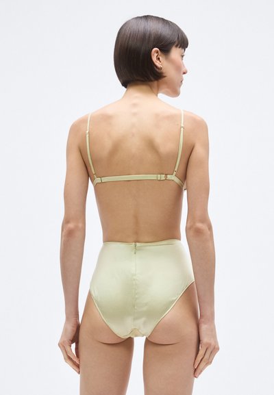 Πράσινο ανοιχτό σατέν μπραλέτο με ρυθμιζόμενους ιμάντες και κούμπωμα με αγκράφα. Συνοδευτικό σλιπ με ψηλή μέση και λεία υφή. Εμφανίζεται η πίσω όψη.