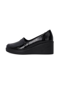 Zwarte gepatineerde leren wedge schoenen met een glad oppervlak, een ronde neus en een dikke rubberen zool. De hak is ongeveer 10 centimeter hoog.