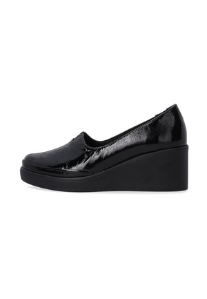 Černé lakované kožené wedge boty s hladkým povrchem, kulatou špičkou a silnou gumovou podrážkou. Podpatky mají přibližně 10 cm.