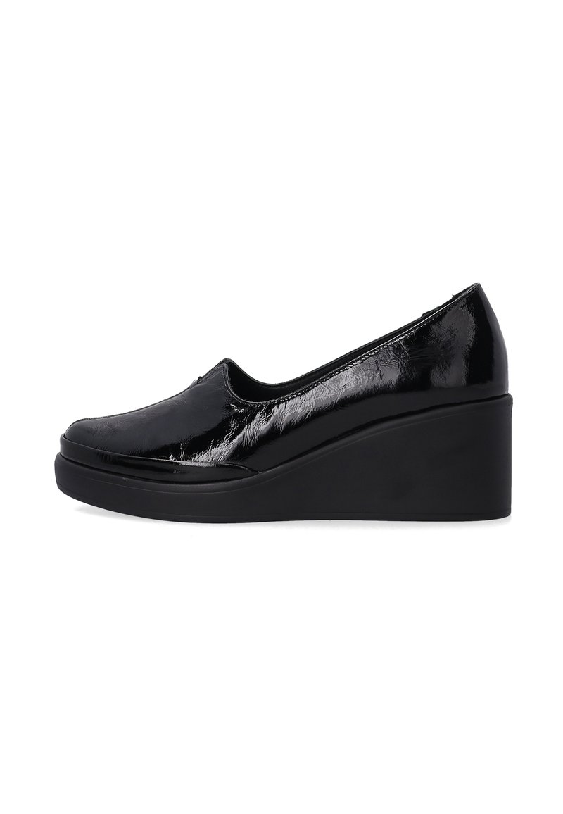 Zwarte gepatineerde leren wedge schoenen met een glad oppervlak, een ronde neus en een dikke rubberen zool. De hak is ongeveer 10 centimeter hoog.