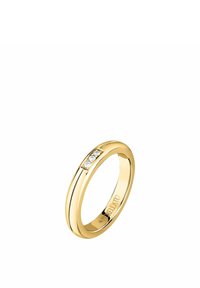 Anello d'oro con tre piccole gemme trasparenti incastonate in una fascia liscia con un leggero design a spacco. Finitura lucida, forma arrotondata.