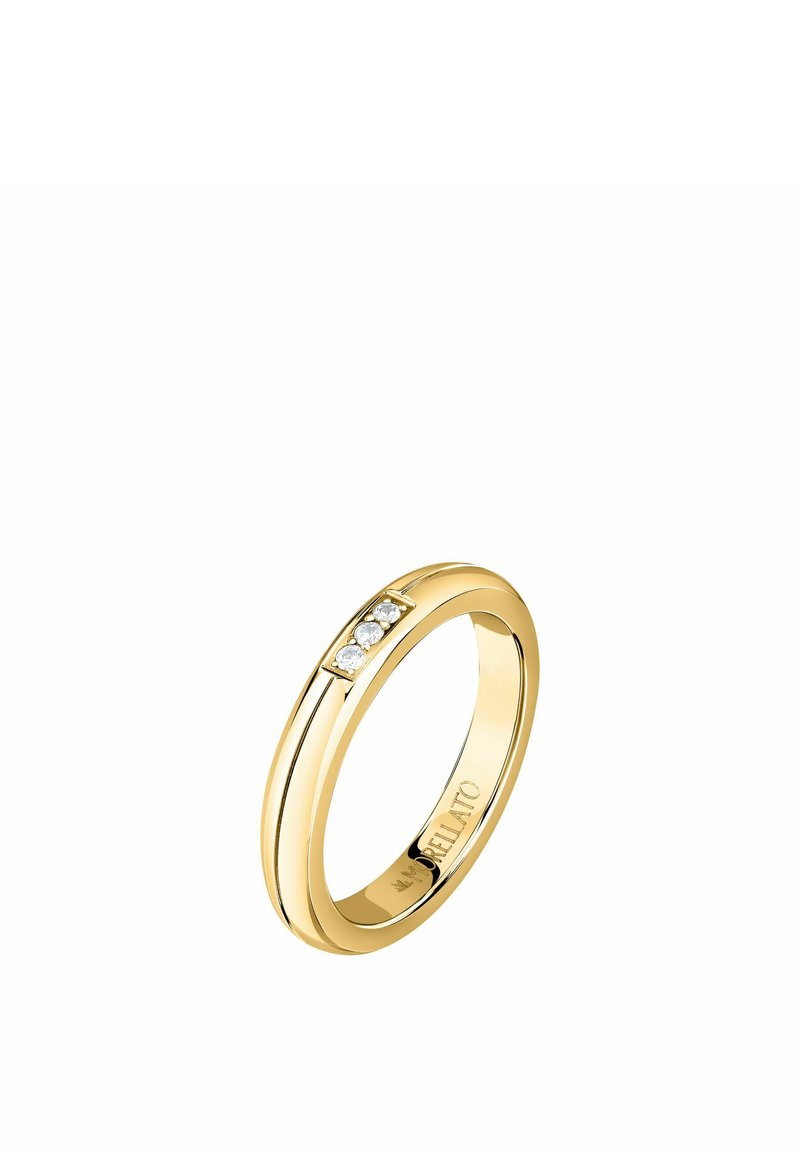 Anello d'oro con tre piccole gemme trasparenti incastonate in una fascia liscia con un leggero design a spacco. Finitura lucida, forma arrotondata.
