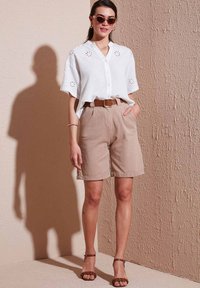 LELA REGULAR FIT - Rövidnadrágok - camel