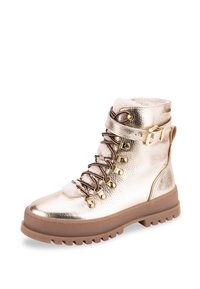 Bota de senderismo metálica dorada con cordones, forro de faux piel y suela de goma. Presenta detalles en dorado y soporte acolchado en el tobillo.