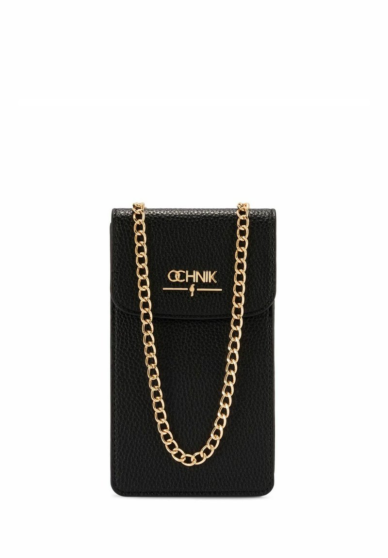 Czarna skórzana torba na telefon o teksturowym wykończeniu, z złotym paskiem na łańcuszku i zapięciem na klapkę. Nazwa marki wyeksponowana na złoto.