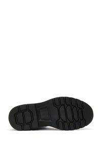 Suela de zapato de goma negra con una superficie texturizada y patrones de banda de rodadura pronunciados. Cuenta con un insert rectangular central para soporte.