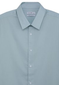 Helles blaues Langarmhemd aus strukturiertem Stoff, regular Fit, mit spitzem Kragen und fünf weißen Knöpfen auf der Vorderseite.
