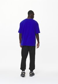 Pegador LOGO TEE - Pamata T-krekls - washed endless blue