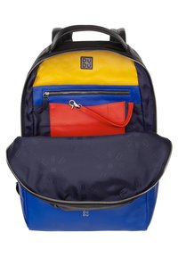 Zaino colorato con accenti in pelle gialla, blu e rossa. Include una tasca frontale con zip e un interno in blu navy testurizzato con motivo logo.