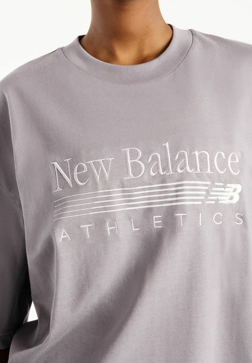 New Balance TRACKSIDE OVERSIZED - Print T-shirt - off-line grey — foto 4