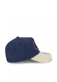 Marineblaue Kappe mit einem cremefarbenen Schirm, versehen mit einem Logodesign auf der Vorderseite, aus weichem Stoff hergestellt, mit strukturiertem Oberteil und Belüftungslöchern.