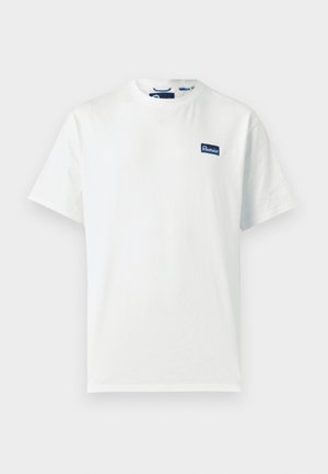 Bela majica kratkih rokavov z okroglim izrezom in majhnim modrim pravokotnim logotipom Penfield na zgornjem levem delu prsnega koša.