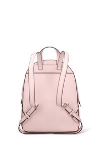 Sac à dos en cuir rose avec bretelles réglables, poignée supérieure arrondie et accents de finition foncée. Présente une texture lisse et un design minimaliste.