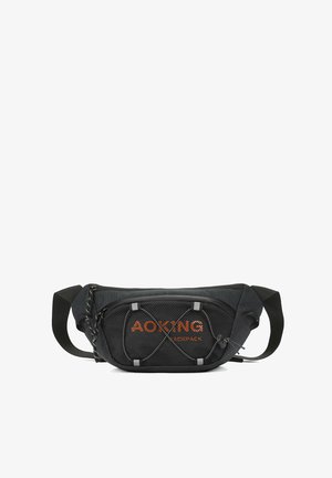 Sac banane noir en tissu texturé, avec une poche avant en maille arborant le logo orange "AOKING", une sangle réglable et une fermeture éclair sécurisée.