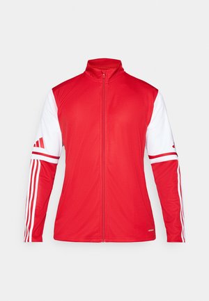 Rode sportjack met een hoge kraag, volledige rits en witte mouwen. Bevat drie verticale strepen op elke mouw en een textuurafwerking.