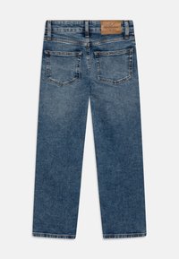 Mørkeblå denimbukser med rett ben-design, to baklommer og et lærbelte med logo. Svak falming nær bunnen.