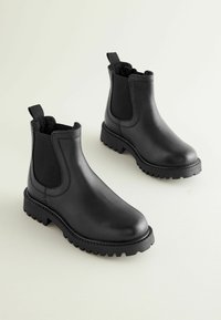 Svarta läder Chelsea-boots med elastiska sidopaneler, rund tå och slitstark gummisula. Har dragtab på hälen för enkel påtagning.
