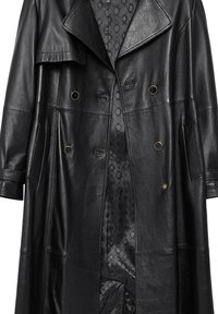 Zwarte leren trenchcoat met een brede kraag, dubbele knoopsluiting, knopen in goudkleur en een gevoerde binnenkant met een patroon. Lange mouwen en zijzakken.