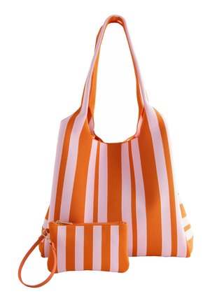 Grand sac fourre-tout en tissu rayé verticalement orange et rose, avec une petite pochette assortie à fermeture éclair devant.