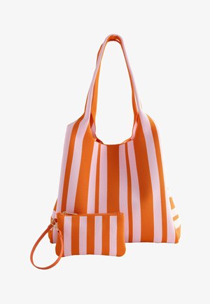 Grote verticale gestreepte stoffen tas in oranje en roze met een bijpassend klein polstasje met ritssluiting ervoor.