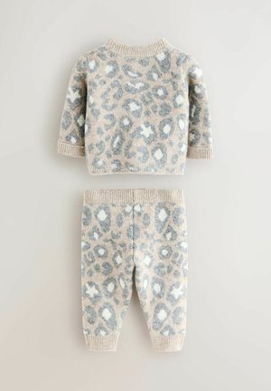 Leopard print to-delt sæt bestående af en blød, beige strikket sweater med korte ærmer og matchende tapered bukser, begge med ribbede manchetter.