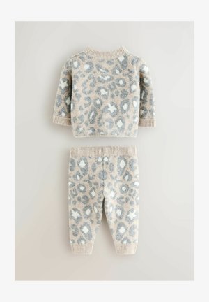Leopard print to-delt sæt bestående af en blød, beige strikket sweater med korte ærmer og matchende tapered bukser, begge med ribbede manchetter.