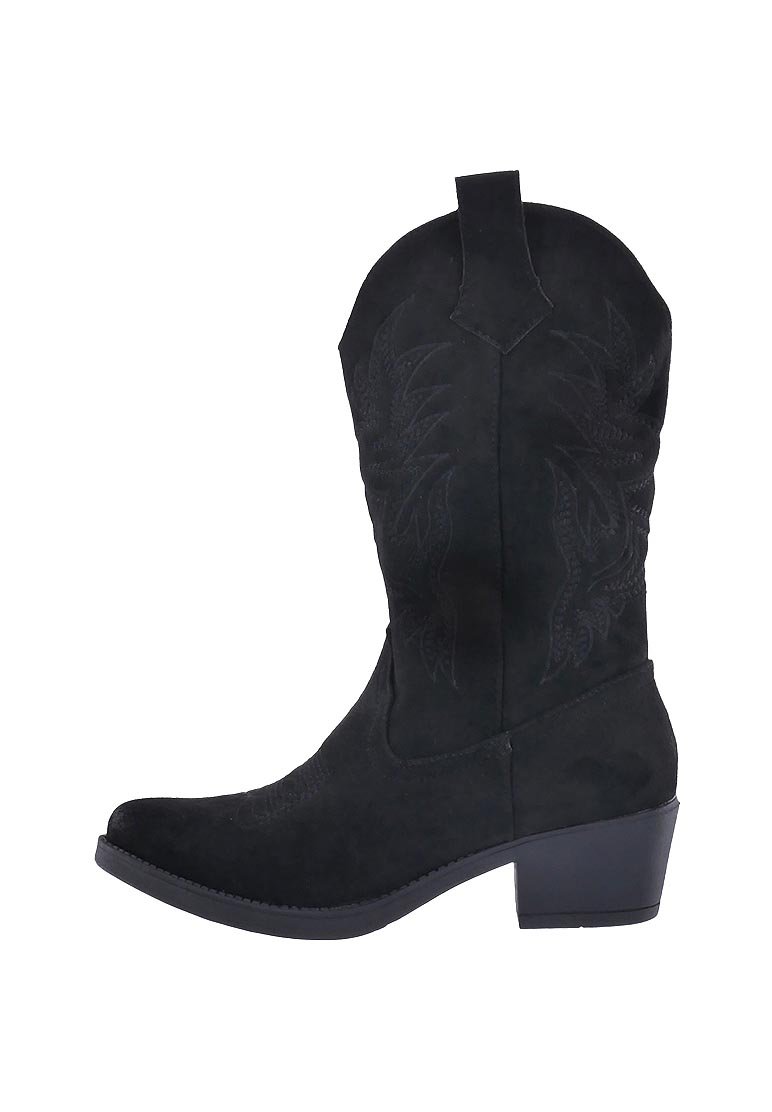 Botas vaqueras de ante negro con punta afilada, tacón bajo cuadrado y un patrón decorativo en relieve a lo largo del caña.