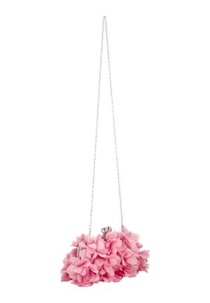 Lyserød blomsterhåndtaske med et tekstureret, kronbladsagtigt design, sølvkæde som rem og en lås med dekorative detaljer.