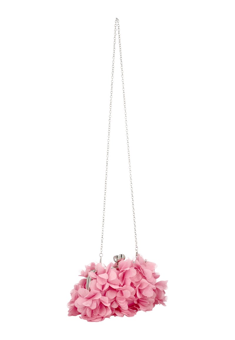 Lyserød blomsterhåndtaske med et tekstureret, kronbladsagtigt design, sølvkæde som rem og en lås med dekorative detaljer.
