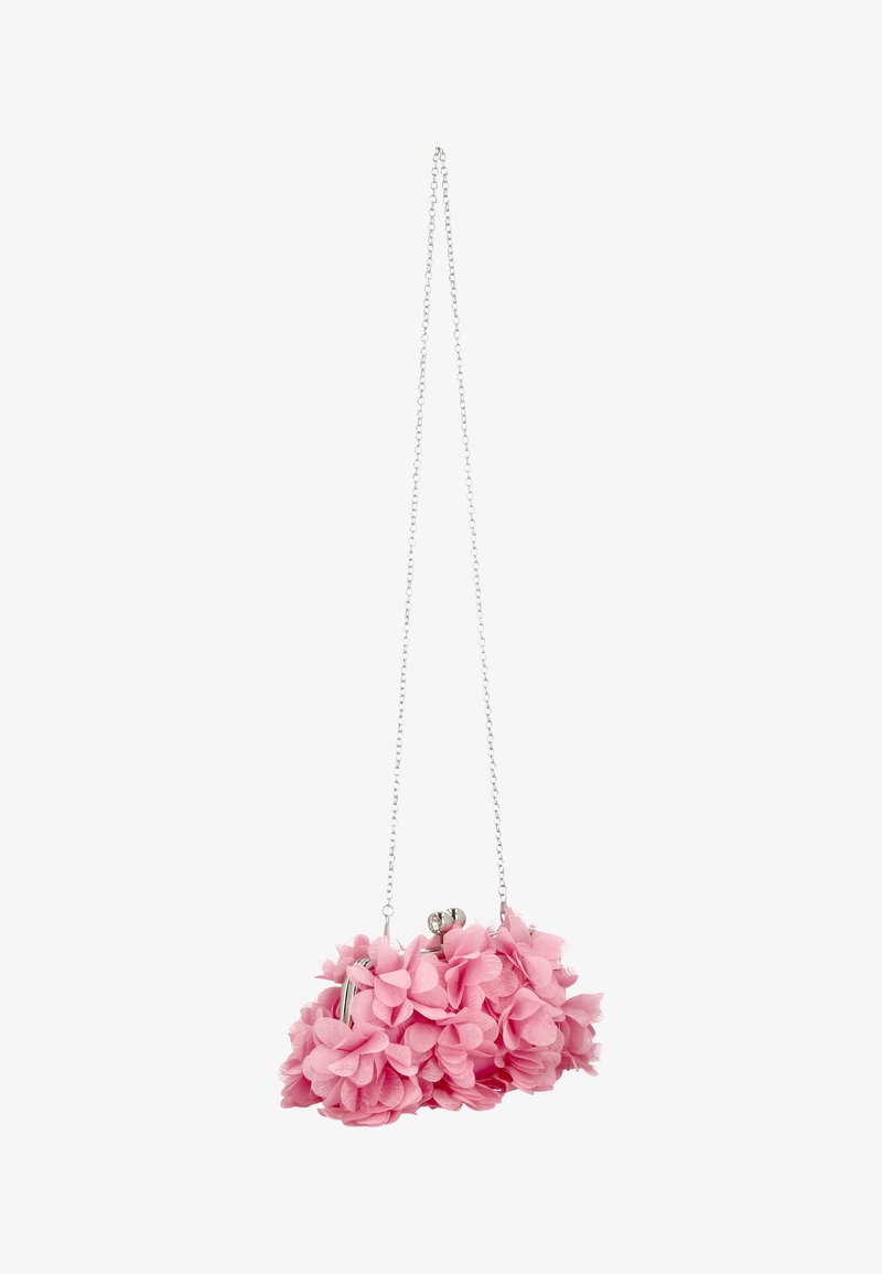 Bolso floral rosa con un diseño texturizado parecido a pétalos, correa de cadena plateada y cierre con broche con adornos decorativos.