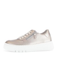 Metallieke gouden sneaker met witte rubberen zool, accenten van een zijrits. De zachte textuur en het ronde teendesign versterken de moderne uitstraling.