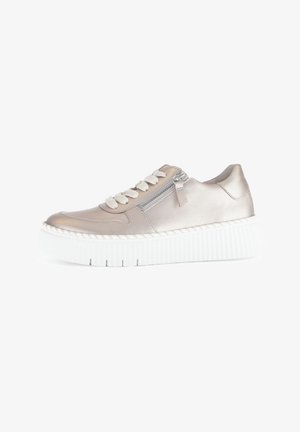 Metallisch goldene Sneakers mit weißer Gummisohle, akzentuiert durch einen seitlichen Reißverschluss. Die weiche Textur und das runde Zehendesign verleihen ihnen ein modernes Aussehen.