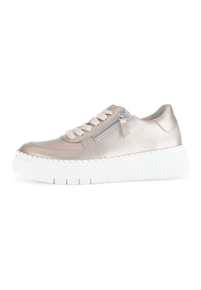Metallieke gouden sneaker met witte rubberen zool, accenten van een zijrits. De zachte textuur en het ronde teendesign versterken de moderne uitstraling.