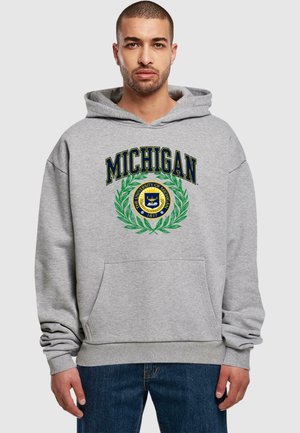 Szürke kapucnis felső, amelyen kék szöveggel szerepel a "MICHIGAN" felirat, valamint egy zöld és sárga kör alakú embléma középen az elején. Kanguru zsebet is tartalmaz.