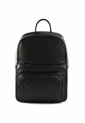 Sac à dos en cuir noir avec une forme arrondie, une poignée sur le dessus et une poche zippée à l'avant. Texture lisse avec de subtils détails de couture.