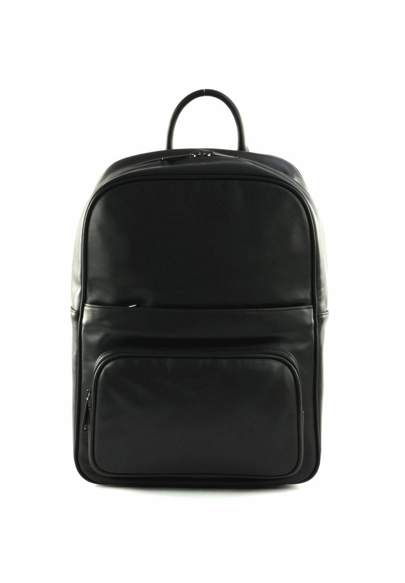 Sac à dos en cuir noir avec une forme arrondie, une poignée sur le dessus et une poche zippée à l'avant. Texture lisse avec de subtils détails de couture.